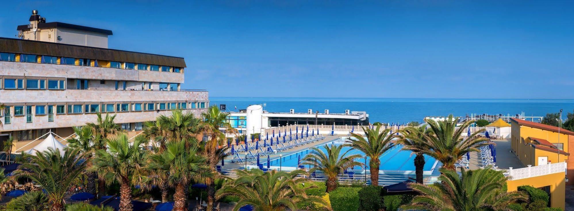 Grand Continental Hotel 4*